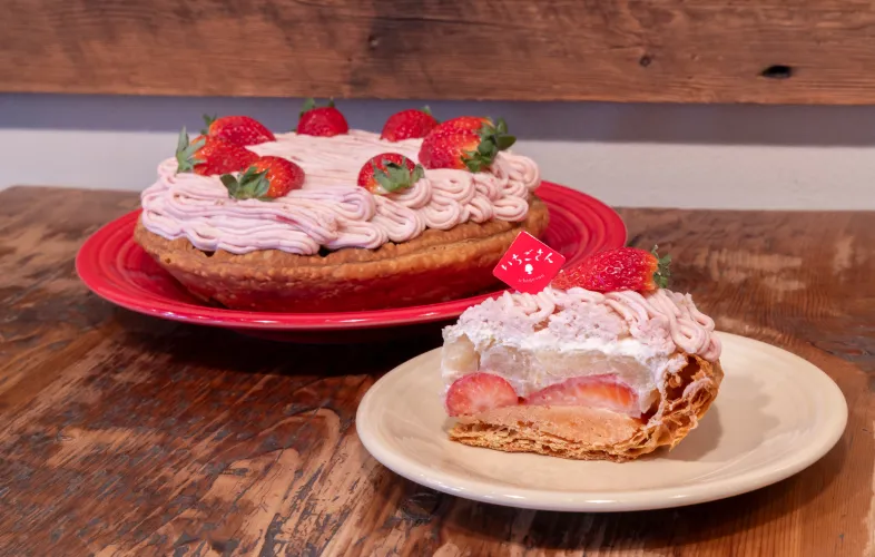 佐賀県産いちごさんとチーズクリームのアップルパイの写真