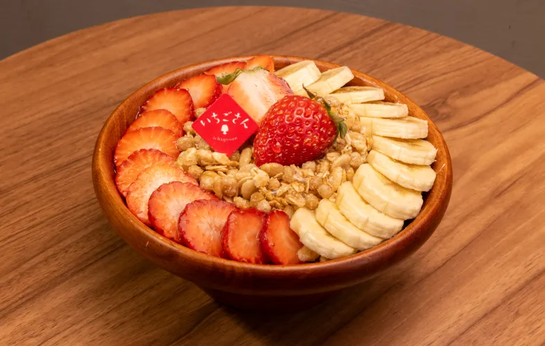 佐賀県産「いちごさん」のアサイーボウルの写真