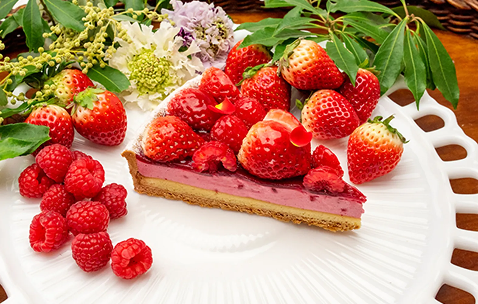 「ベルサイユのさが」コラボ商品 佐賀県産“いちごさん”とパンドジェンヌのタルト～バラを添えて～